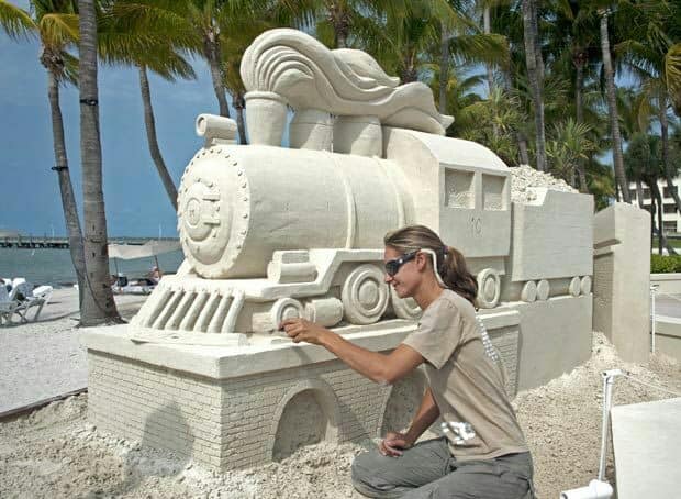 Kumdan yapılan sanat eseri değerinde heykeller