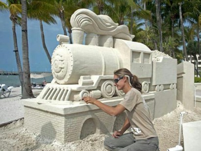 Kumdan yapılan sanat eseri değerinde heykeller