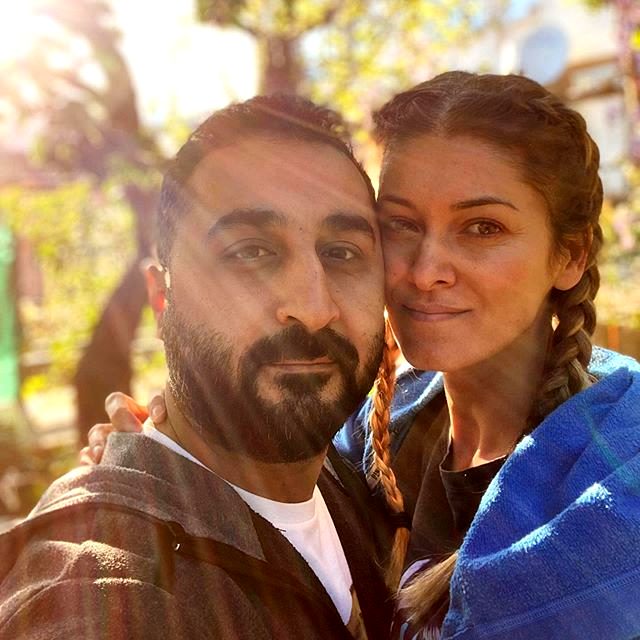 Güldür Güldür Bilal evinin bahçesinde, korona gölgesinde sessiz sedasız evlendi